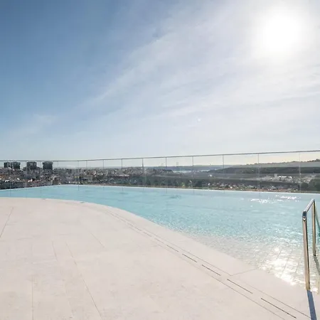 Cascais - 1 Bedroom And Shared Pool In Campolide Daire