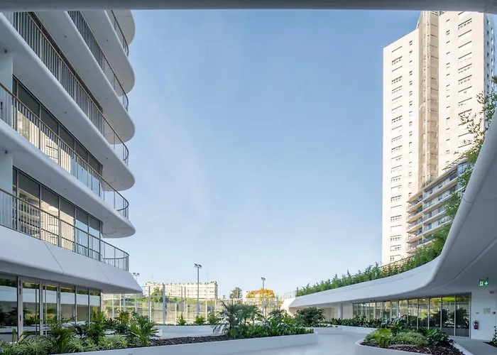 Cascais - 1 Bedroom And Shared Pool In Campolide Апартаменты Лиссабон