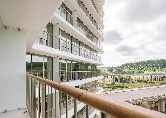 Cascais - 1 Bedroom And Shared Pool In Campolide Lisbona